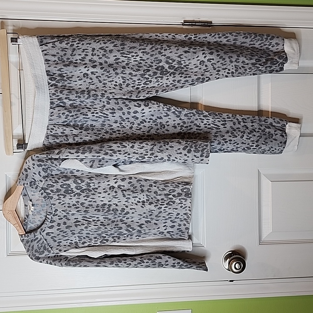 BKE Girls Cheetah Fleece 2 Piece Set Long Sleeve & Joggers Size Large